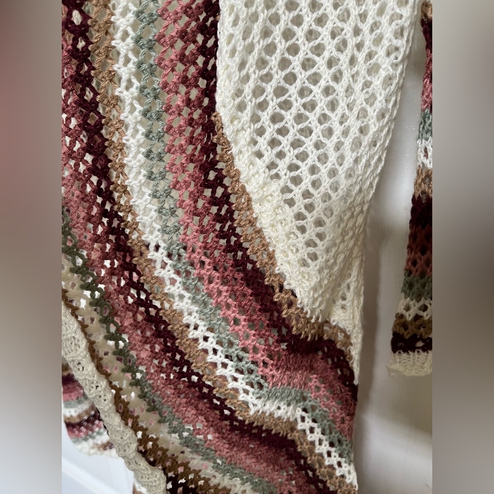 Absolutely Famous pink and White Shrug Sweater - Picture 4 of 7